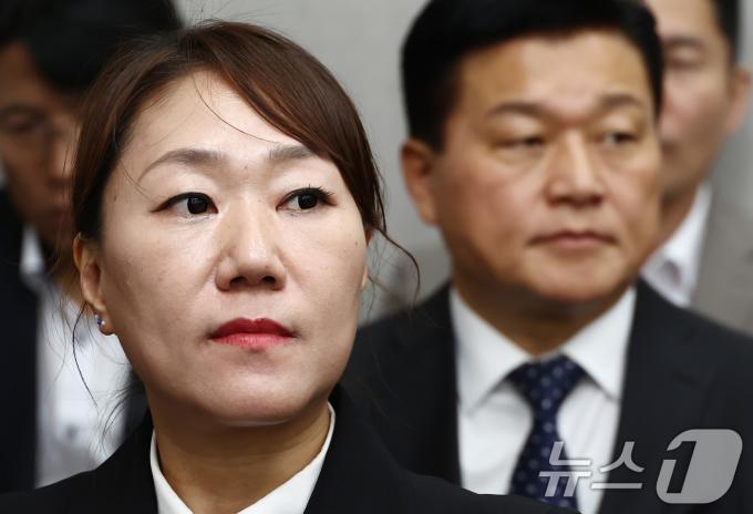 윤석열 대통령 배우자 김건희 여사의 공천개입 의혹을 제기한 강혜경 씨(왼쪽)와 명태균 보고서 의혹을 폭로한 신용한 전 서원대 교수가 서울 여의도 국회 운영위원회에서 열린 대통령비서실·국가안보실·대통령 경호처 대상 종합 국정감사에 증인으로 출석해 있다. 2024.11.1/뉴스1 ⓒ News1 김민지 기자