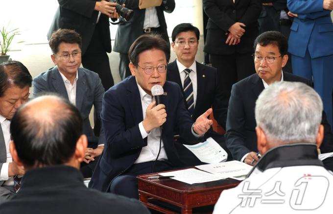 이재명 더불어민주당 대표가 31일 오전 인천 강화군 당산리마을회관에서 북한의 대남방송으로 소음 피해를 보고 있는 지역 주민들과 간담회를 하고 있다. (공동취재) 2024.10.31/뉴스1 ⓒ News1 김민지 기자