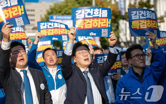 이재명 더불어민주당 대표가 2일 오후 서울 중구 서울역 인근에서 열린 ‘김건희 국정농단 범국민 규탄대회’에서 박찬대 원내대표, 김민석 최고위원을 비롯한 주요 참석자들과 구호를 외치고 있다. 2024.11.2/뉴스1 ⓒ News1 이승배 기자