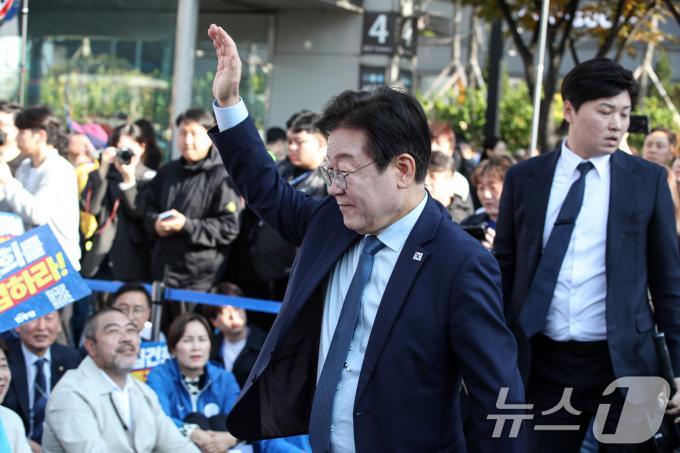 이재명 더불어민주당 대표가 2일 오후 서울 중구 서울역 인근에서 열린 ‘김건희 국정농단 범국민 규탄대회’에 참석하며 인사하고 있다. 2024.11.