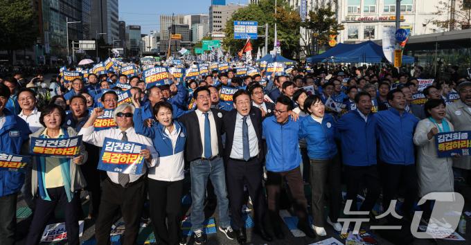 [뉴스1 PICK]장외투쟁 나선 민주당 '尹 탄핵·임기 단축·하야’ 총공세