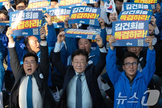 [뉴스1 PICK]장외투쟁 나선 민주당 '尹 탄핵·임기 단축·하야’ 총공세