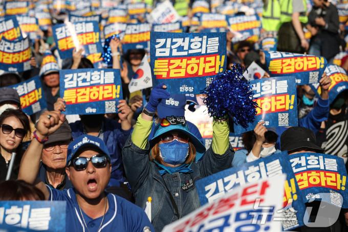 [뉴스1 PICK]장외투쟁 나선 민주당 '尹 탄핵·임기 단축·하야’ 총공세