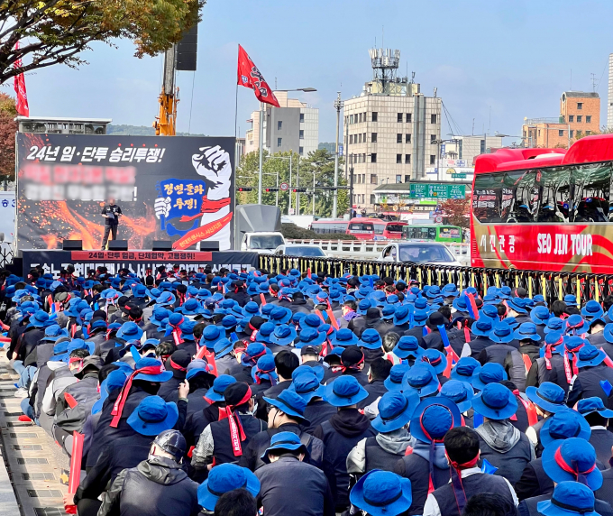 현대트랜시스 노조 파업이 장기화하고 있다. 사진은 최근 양재동 현대차그룹 본사 앞 도로에서의 시위 모습. /사진=독자제공