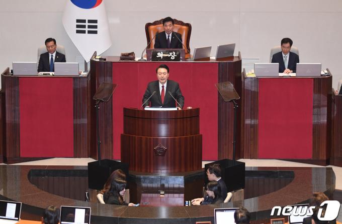 윤석열 대통령이 지난 2023년 10월 31일 서울 여의도 국회 본회의장에서 2024년도 예산안에 대한 시정연설을 하고 있다. (공동취재) /뉴스1 ⓒ News1 송원영 기자