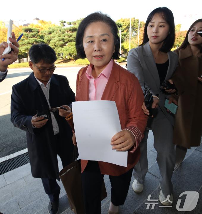 '김건희 여사 공천 개입 의혹' 핵심 당사자인 김영선 전 국민의힘 의원이 3일 오전 소환조사를 받기 위해 경남 창원시 성산구 창원지방검찰청으로 출석하고 있다. 2024.11.3/뉴스1 ⓒ Ne