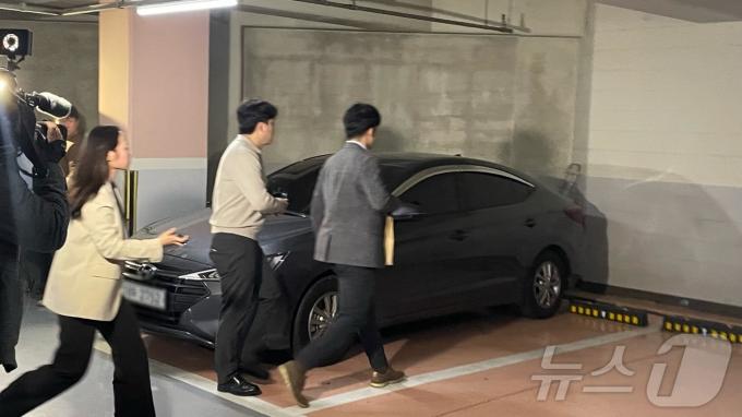 '김건희 여사 공천 개입 의혹'의 핵심인물인 명태균 씨를 수사 중인 검찰이 31일 오전 11시30분쯤부터 오후 3시쯤까지 명씨 자택을 압수수색한 뒤 압수품을 들고 나오고 있다.2024.10.31/뉴스1 ⓒ News1 강정태 기자