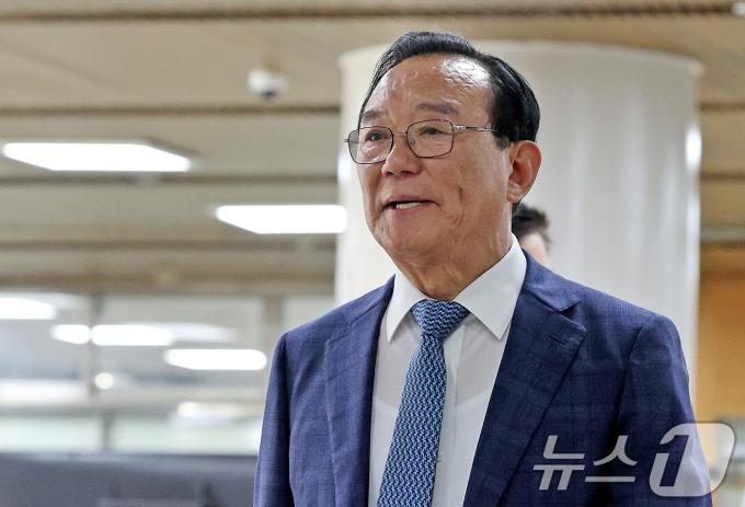 청와대 울산시장 선거 개입으로 1심에서 유죄를 받은 송철호 전 울산시장이 서울 서초구 서울고등법원에서 열린 항소심 첫 공판에 출석하고 있다. 2024.5.21/뉴스1 ⓒ News1 장수영 기자