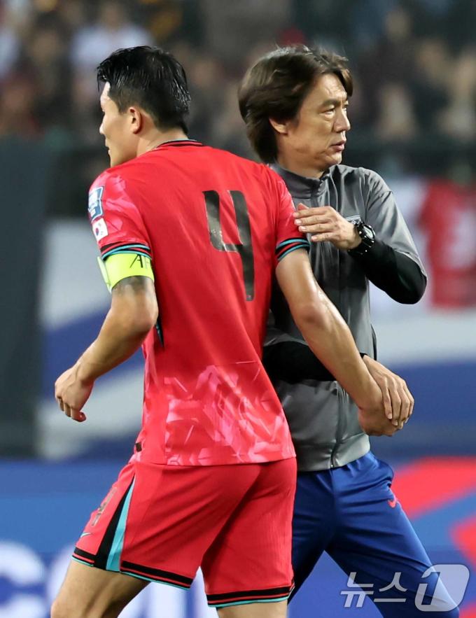 15일 오후 경기 용인시 처인구 용인미르스타디움에서 열린 2026 국제축구연맹(FIFA) 북중미 월드컵 아시아 3차 예선 B조 4차전 대한민국과 이라크의 경기에서 홍명보 대한민국 축구 국가대표팀 감독이 3대2 승리를 확정지은 뒤 김민재를 격려하고 있다. 2024.10.15/뉴스1 ⓒ News1 민경석 기자