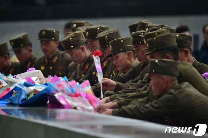 김일성 탄생 112주년 '태양절'인 15일 북한 군인들이 만수대언덕 김일성 부자 동상을 찾아 헌화하고 있다. 2024.04.15 ⓒ AFP=뉴스1 ⓒ News1 권진영기자