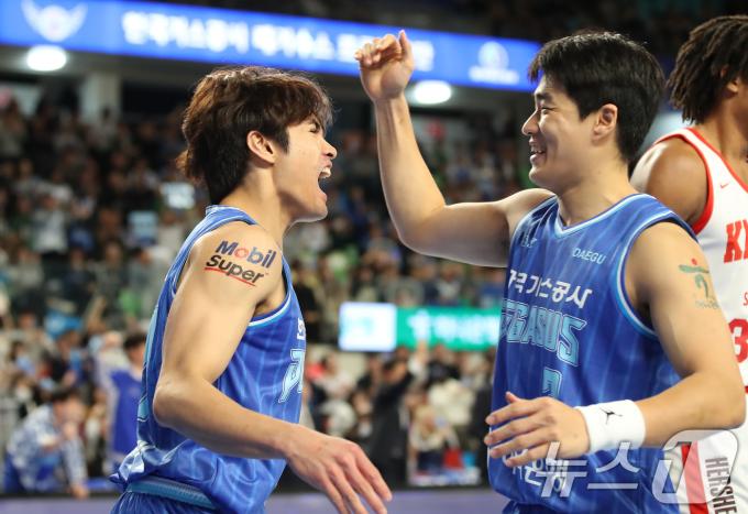 3일 오후 대구체육관에서 열린 '2024-2025 KCC 프로농구' 정규리그 대구 한국가스공사와 서울 SK 나이츠의 경기, 득점에 성공한 가스공사 벨란겔이 정성우를 향해 포효하고 있다. 2024.11.3/뉴스1 ⓒ News1 공정식 기자