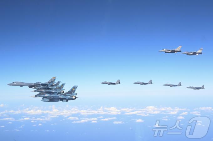 미 전략폭격기 B-1B와 우리 공군 F-15K 전투기 4대, 미 공군 F-16 전투기 2대, 일본 항공자위대 F-2 전투기 4대가 11월 3일 한미일 공중훈련을 실시하고 있다. 이번 훈련은 지난 10월 31일 북한의 장거리탄도미사일 발사에 대응하는 차원에서 실시했다. (합참 제공)