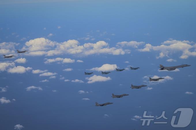 미 전략폭격기 B-1B와 우리 공군 F-15K 전투기 4대, 미 공군 F-16 전투기 2대, 일본 항공자위대 F-2 전투기 4대가 11월 3일 한미일 공중훈련을 실시하고 있다. 이번 훈련은 지난 10월 31일 북한의 장거리탄도미사일 발사에 대응하는 차원에서 실시했다. (합참 제공)