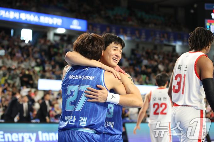 3일 오후 대구체육관에서 열린 '2024-2025 KCC 프로농구' 정규리그 대구 한국가스공사와 서울 SK 나이츠의 경기, 득점에 성공한 가스공사 벨란겔이 정성우와 포옹하며 기쁨을 나누고 있다. 2024.11.3/뉴스1 ⓒ News1 공정식 기자