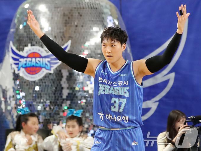 3일 오후 대구체육관에서 열린 '2024-2025 KCC 프로농구' 정규리그 대구 한국가스공사와 서울 SK 나이츠의 경기, 4쿼터 막바지 쐐기를 박는 3점슛을 성공시킨 한국가스공사 곽정훈이 환호하고 있다. 2024.11.3/뉴스1 ⓒ News1 공정식 기자