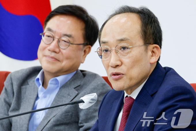 추경호 국민의힘 원내대표(오른쪽)와 서범수 사무총장이 3일 서울 여의도 국회에서 현안 관련 기자간담회를 하고 있다. 2024.11.3/뉴스1 ⓒ News1 안은나 기자