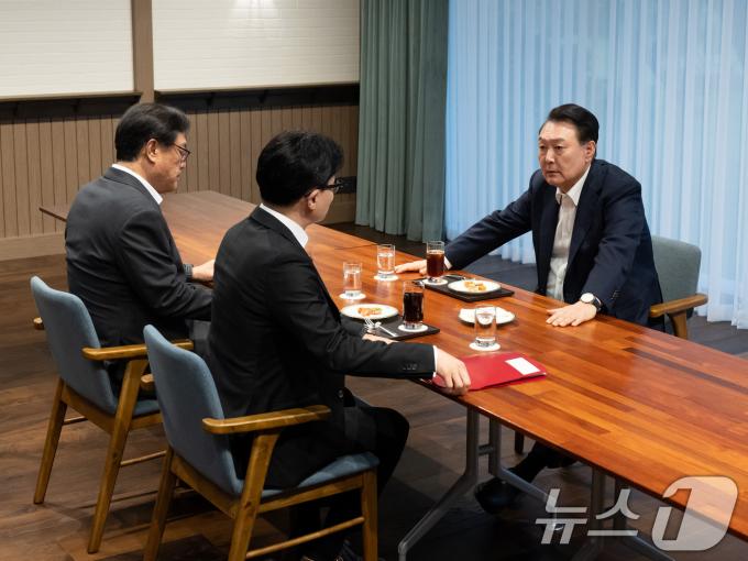 윤석열 대통령이 지난달 21일 서울 용산 대통령실 파인그라스에서 한동훈 국민의힘 대표와 면담을 하고 있다. (대통령실 제공) 2024.10.21/뉴스1 ⓒ News1 송원영 기자