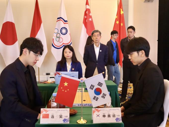 신진서 9단(오른쪽)과 롄샤오 9단. (한국기원 제공)