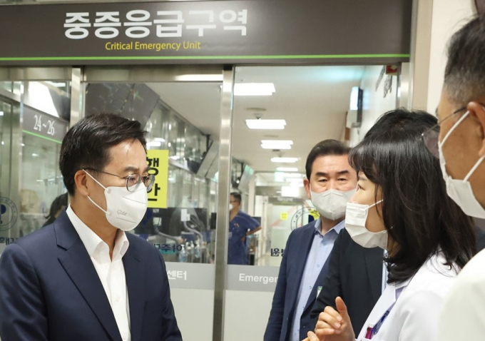 지난 8월 30일 김동연 경기도지사가 아주대학벼원을 방문해 응급실 상황을 파악하고 있다. 사진제공=경기도