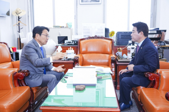 강기정 광주광역시장은 지난 10월29일 국회에서 박정 예산결산특별위원장을 만나 광주시 주요 현안 사업에 대한 국비 반영을 건의하고 있다./사진=광주시