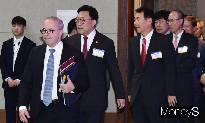 ▲ 행사장 입장하는 김병환 금융위원장, 정은보 한국거래소 이사장 등 내외빈