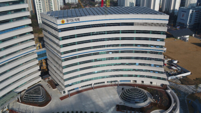 경기도의회가 여야의 대립으로 파행위기가 감돌았던 경기도와 경기도교육청에 대한 '2024년도 행정사무감사' 일정이 확정했다. 사진은 경기도의회 전경. / 사진제공=경기도의회