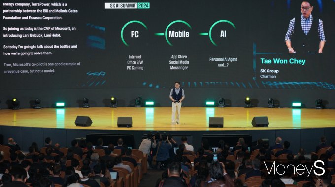 [머니S포토] AI 생태계 주제 '최태원' SK그룹 회장 기조연설