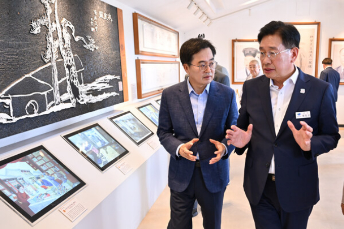 전진선 양평군수(오른쪽)가 김동연 경기도지사를 만나 지역현안에 대해 설명하고 있다. / 사진제공=양평군