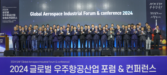 4일 경남 사천 KB인재니움에서 열린 '2024 글로벌 우주항공산업 포럼 & 컨퍼런스'에 참여한 인사와 국내외 우주항공 전문가들이 개회식에서 화이팅을 외치고 있다./사진=경남도 