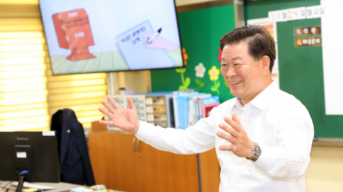 박승원 광명시장이 4일 광명남초등학교를 방문해 4학년 1반 학생들에게 광명시 탄소중립 정책을 설명하는 모습. /사진제공=광명시