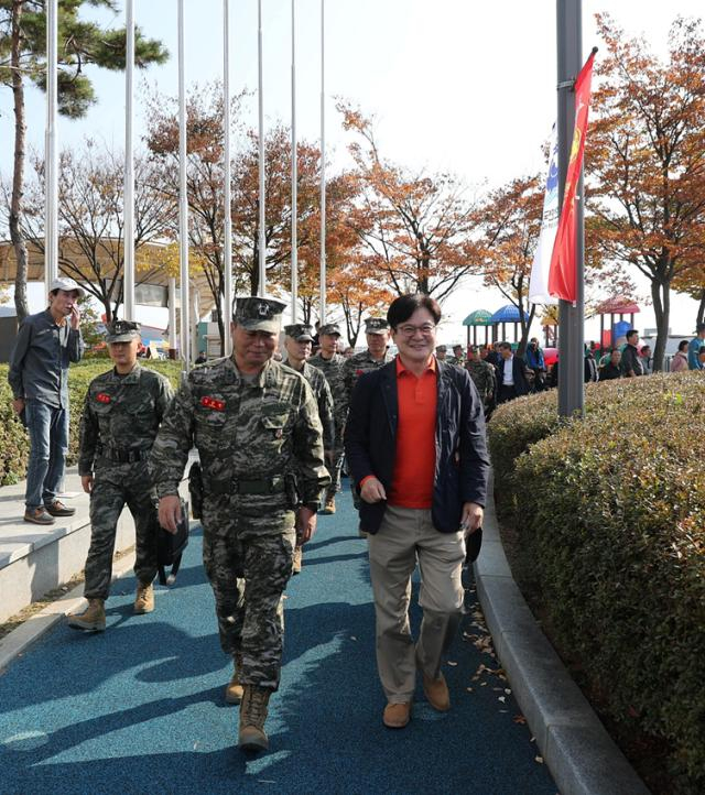 김병수 김포시장(오른쪽)이 정종범 사단장과 함께 행사장을 둘러보고 있는 모습. / 사진제공=김포시