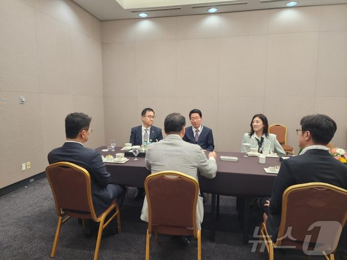 김상훈 정책위원장(가운데)와 과학기술정보방송통신위원회 소속 간사인 최형두 의원(왼쪽), 최보윤 의원(오른쪽)은 이날 오전 서울 강남구 코엑스에서 열리는 'SK AI 서밋 2024'룰 찾았다. 사진은 행사 전 최태원 회장과 티타임.