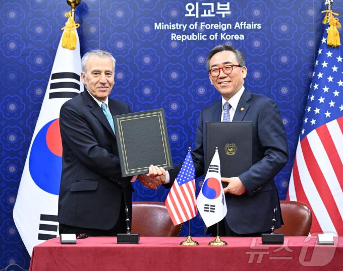 조태열 외교장관과 필립 골드버그 주한미국대사는 4일 서울에서 제12차 한·미 방위비분담특별협정(SMA)에 서명했다. 2024.11.04.