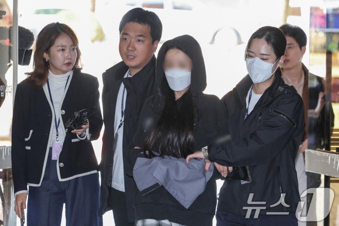 서울 강남 한복판에서 8중 추돌 사고를 일으킨 무면허 운전자 20대 여성 A 씨가 4일 오후 서울 서초구 서울중앙지방법원에서 열린 구속 전 피의자 심문(영장실질심사)에 출석하고 있다. 2024.11.4/뉴스1 ⓒ News1 신웅수 기자