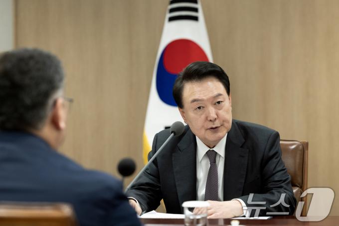 윤석열 대통령이 4일 서울 용산 대통령실 청사에서 열린 제17차 한-중앙아시아 협력 포럼 중앙아시아 5개국 대표단 단체 접견에서 발언을 하고 있다. (대통령실 제공) 2024.11.4/뉴스1 ⓒ News1 송원영 기자