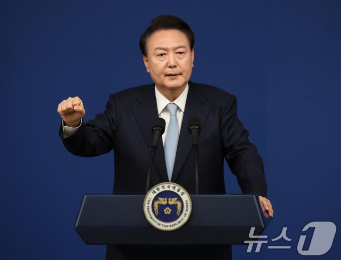 윤석열 대통령이 29일 서울 용산 대통령실청사 브리핑룸에서 열린 국정브리핑 및 기자회견에서 취재진의 질문에 답하고 있다. 2024.8.29/뉴스1 ⓒ News1 송원영 기자