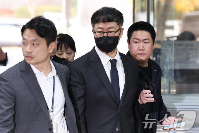 안마의자 제조업체 바디프랜드 창업주인 강웅철 전 이사회 의장이 4일 오전 서울 서초구 서울중앙지방법원에서 열린 구속 전 피의자 심문(영장실질심사)에 출석하고 있다. 2024.11.4/뉴스1 ⓒ News1 신웅수 기자