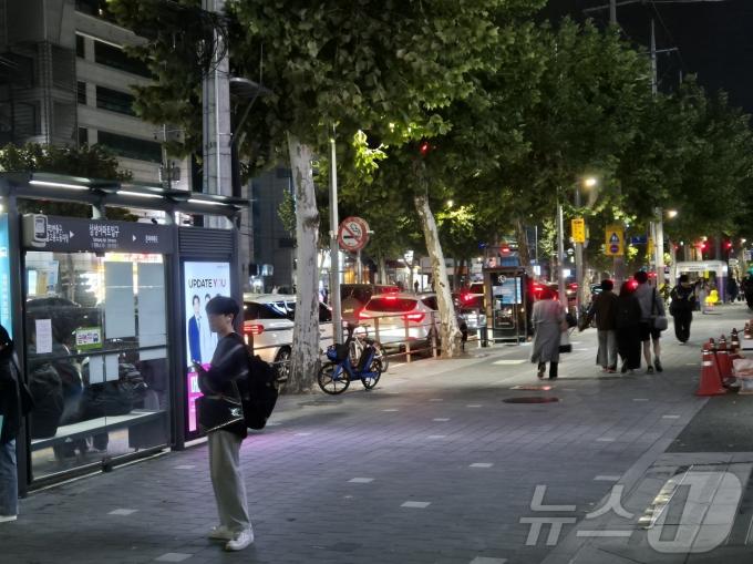 지난 2일 오후 10시 서울 강남구 대치동 은마아파트입구사거리 인근 학원가 모습. 자녀를 데리러온 학부모의 '라이딩' 차량들이 인도변 2개 차로에 줄지어 정차해 있다.ⓒ 뉴스1 남해인 기자