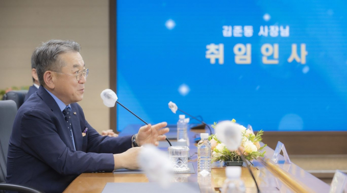 김준동 남부발전 제10대 사장이 온라인 취임사를 하고 있다./사진=남부발전
