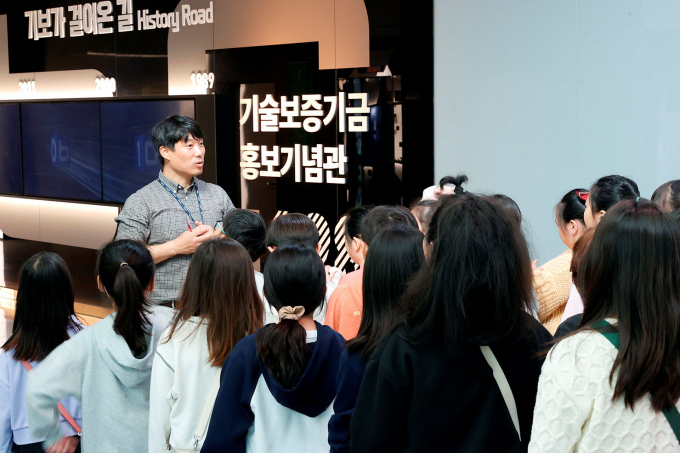 기보 관계자가 지난 4일 팝업과학관 체험행사에 참여한 학생들에게 설명을 하고 있다./사진=기보