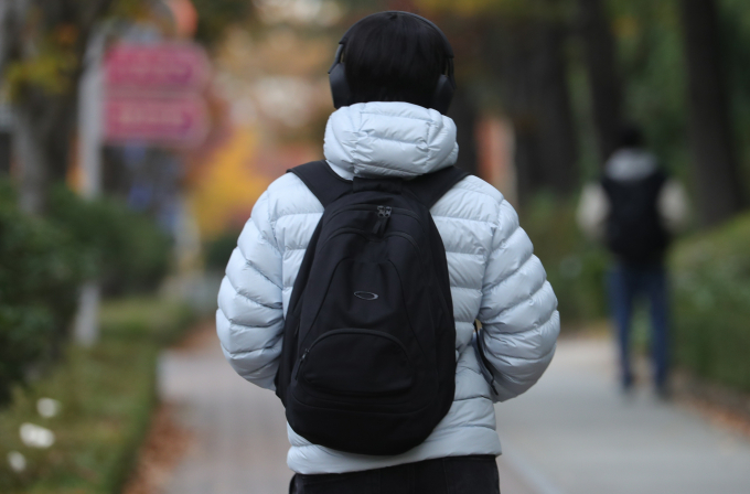 5일 북서쪽에서 찬 공기가 내려오며 기온이 큰 폭으로 하락했다. 사진은 5일 전북 전주시 전북대학교에서 두터운 옷을 입은 학생들이 걸어가는 모습. /사진=뉴스1