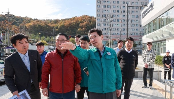 이상일 용인시장(왼쪽 세 번째)이 4일 새롭게 단장한 용인공영버스터미널을 둘러보고 있다. 사진제공=용인시
