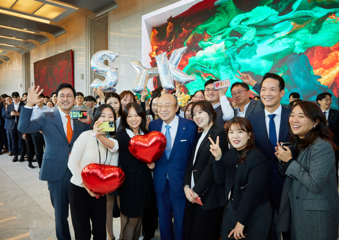 김승연 회장이 한화자산운용 현장경영을 마치고 63빌딩을 떠나는 길에 점심식사 후 복귀하던 200여 명의 직원이 환송하고 있다. /사진=한화