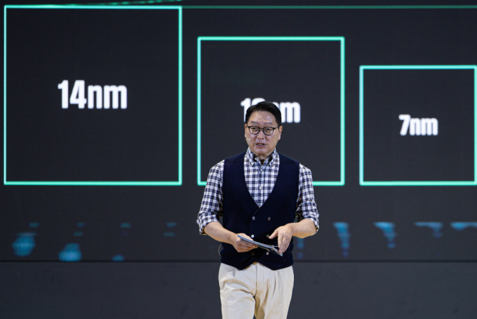  최태원 SK그룹 회장이 4일 오전 서울 강남구 코엑스에서 열린 SK AI SUMMIT 2024에서 ‘협력으로 만들어가는  AI 생태계 : AI Tomorrow, AI Together’ 주제로 기조연설을 하고 있다./사진=뉴스1