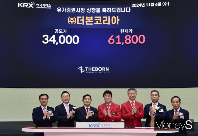 ▲ 정석호 한국IR협의회 회장, 김성환 한국투자증권 대표이사, 양태영 한국거래소 유가증권시장 본부장, 백종원-강석원 (주)더본코리아 대표이사, 윤병운 NH투자증권 대표이사, 이기헌 상장회사협의회 부회장