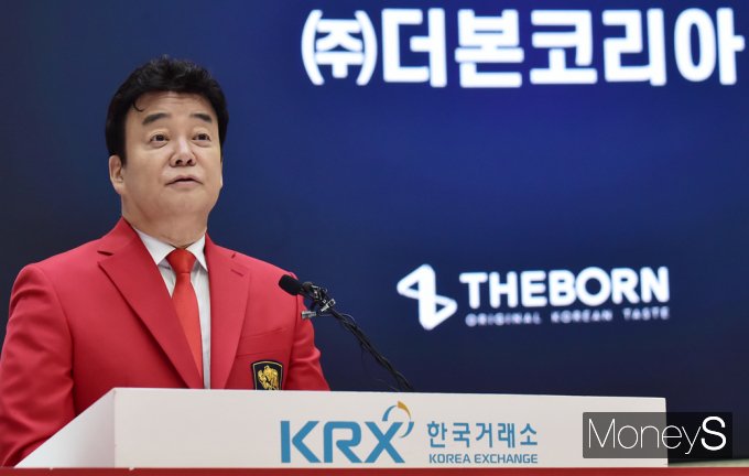 [머니S포토] '더본코리아' 상장 백종원 