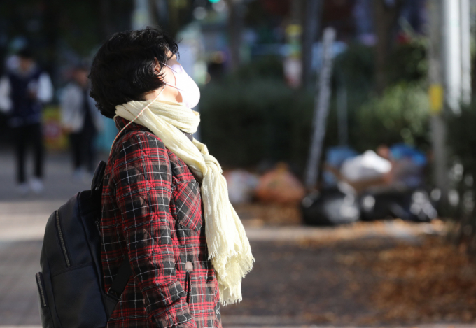 겨울의 시작을 알리는 입동이자 오는 7일은 오늘보다 최저 기온이 낮아 추운 날씨를 유지할 예정이다. 초겨울 날씨를 보이자 한 시민이 따뜻한 옷을 입고 햇빛을 쬐고 있는 모습./사진=뉴스1
