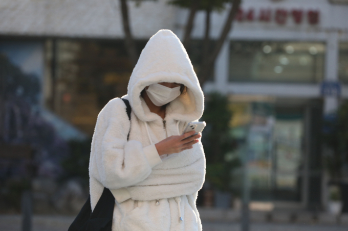 겨울의 시작을 알리는 입동이인 오늘은 전날보다 최저 기온이 낮아 추운 날씨를 유지할 예정이다. 한 학생이 따뜻한 옷을 입고 등교하는 모습. /사진=뉴스1