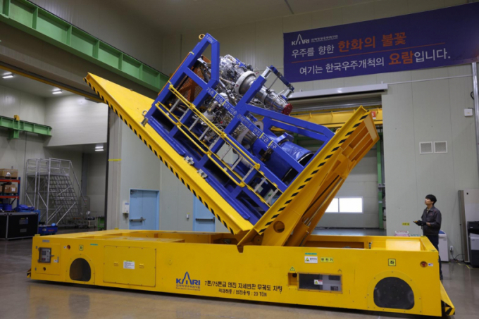 누리호 체계종합기업인 한화에어로스페이스가 올해 10월29일 창원1사업장에서 내년 하반기에 발사되는 누리호 4호기의 첫번째 75톤급 엔진을 출하하고 있다./사진=뉴시스
