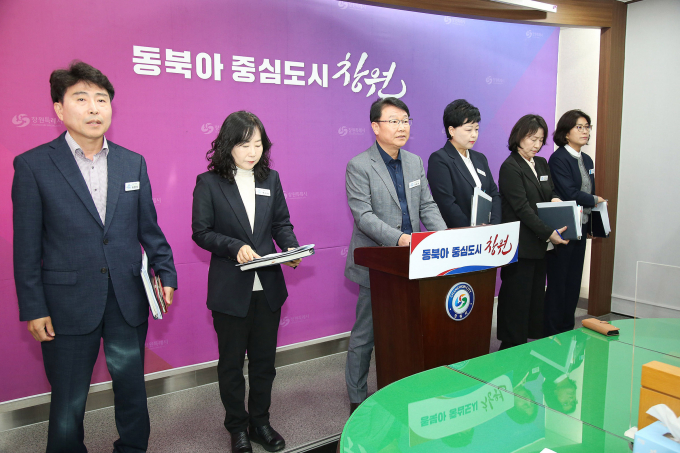 서호관 창원시  복지여성보건국장(사진 좌측에서 세번째)이 6일 정례브리핑을 통해 내년도 사회 약자 맞춤형 복지정책 확대 방안을 설명하고 있다. /사진=창원시